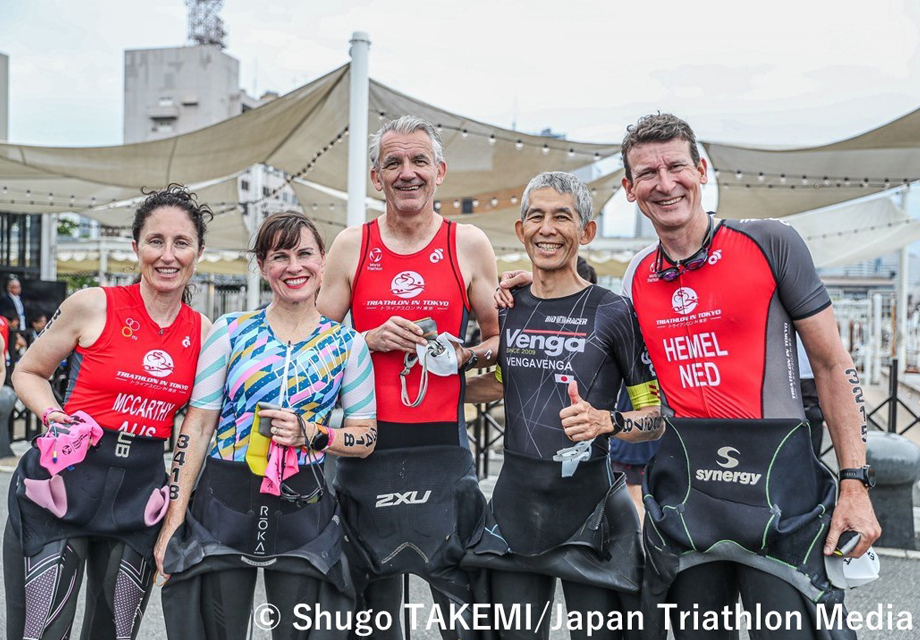 外国人選手と日本人選手のレース後の交流の画像