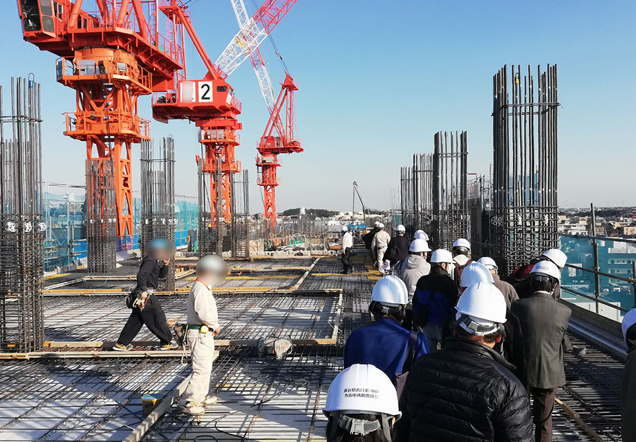 工事現場見学会の様子の画像