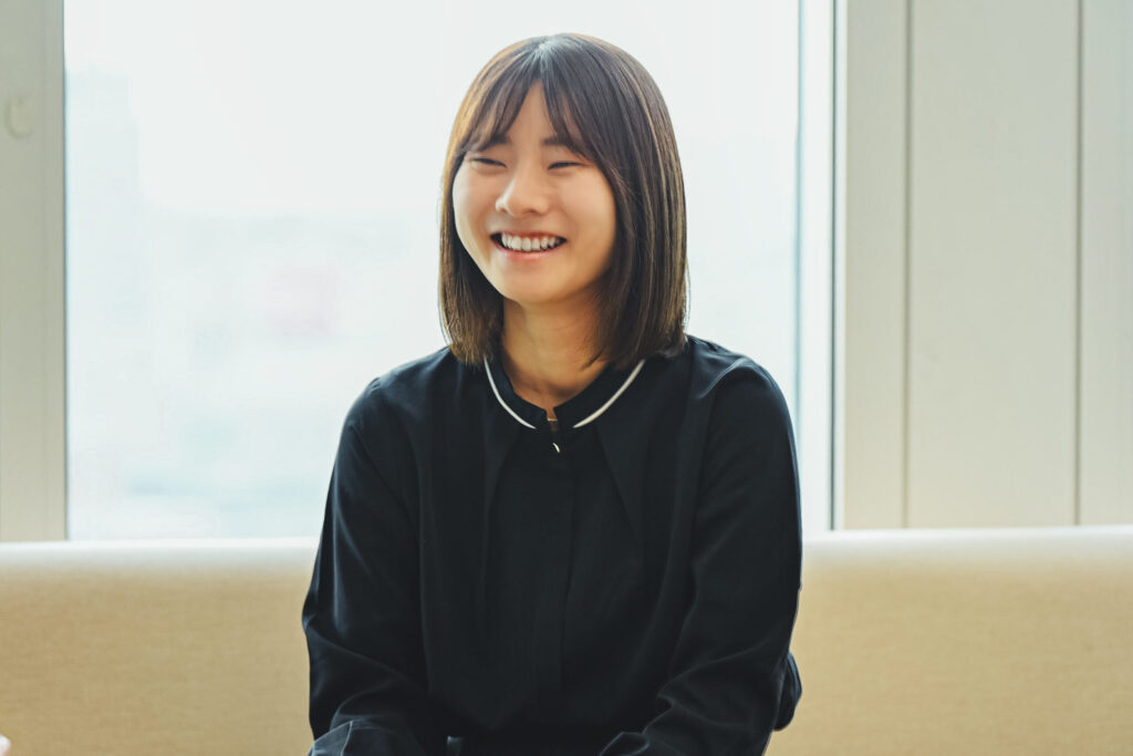 トレーナーと笑顔で話すトレーニー