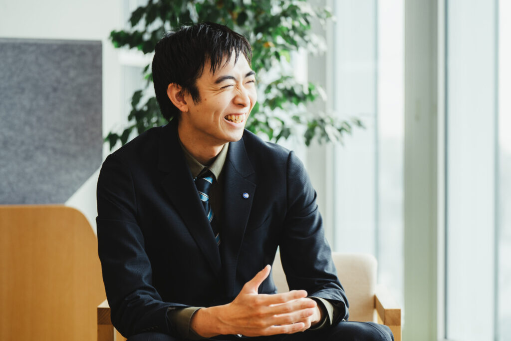 トレーニーを見て笑顔で話すトレーナー