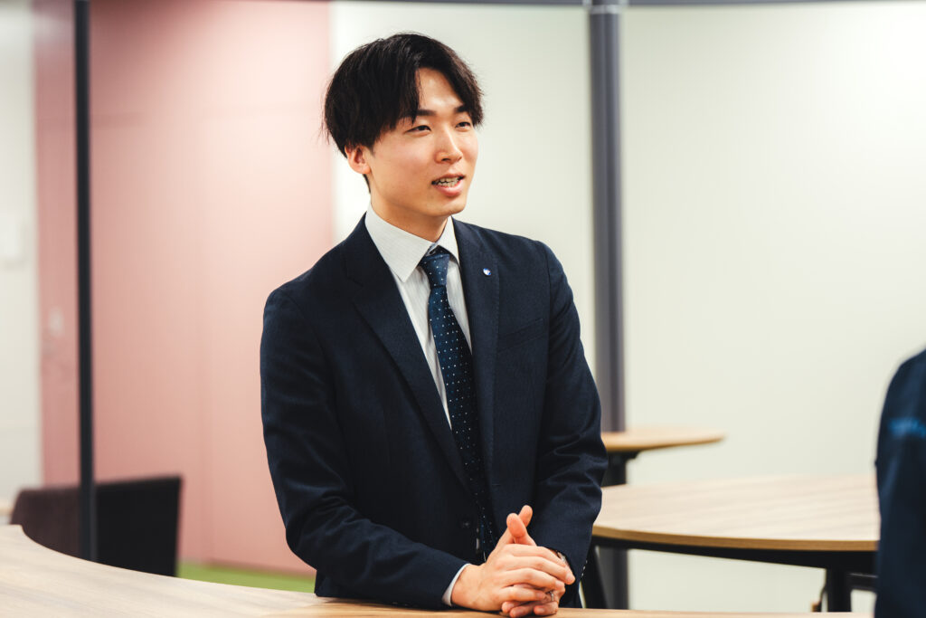 談話中の事務職