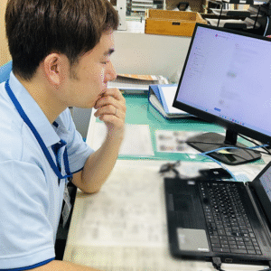 パソコンでメール確認や企画書を作成