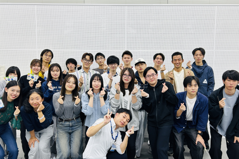 区内大学の学生との写真