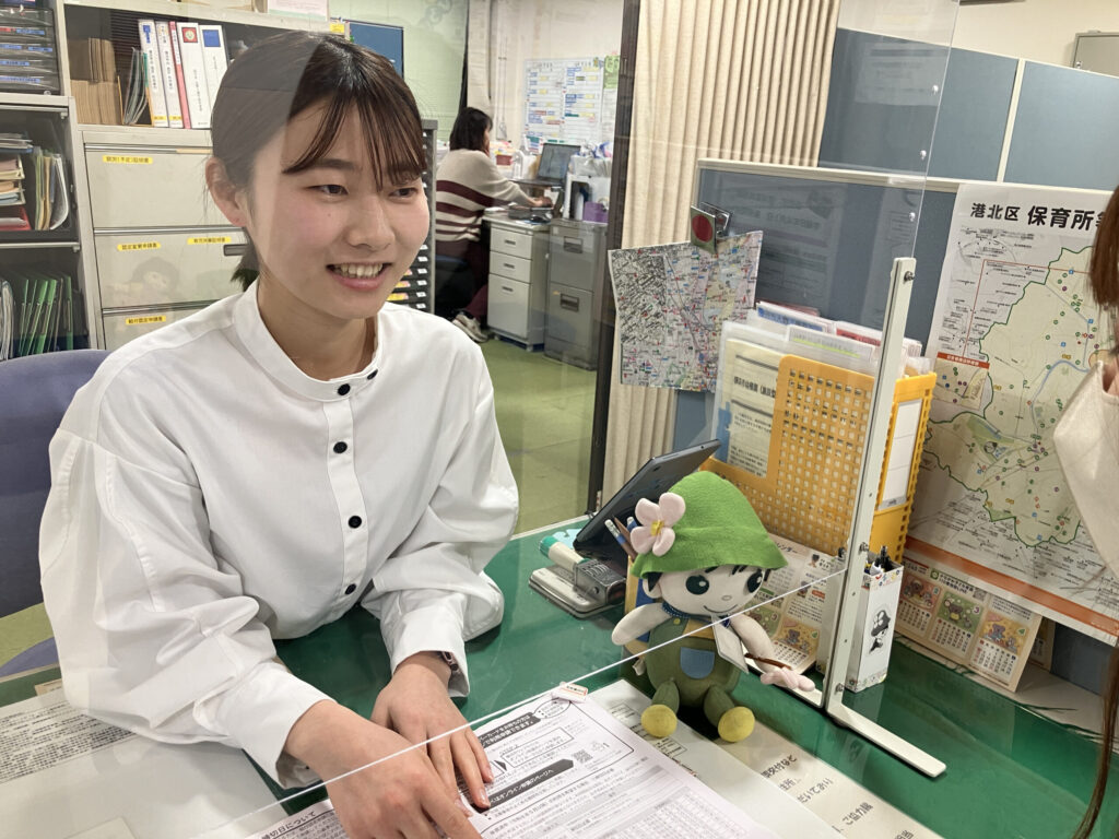 トレーニーが窓口対応する様子