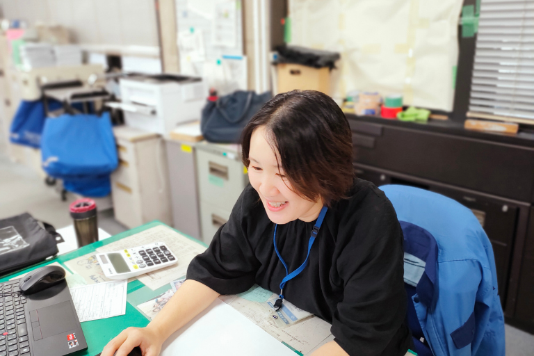 デスクワークの様子