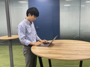 市役所でパソコンを使い情報共有している様子の画像