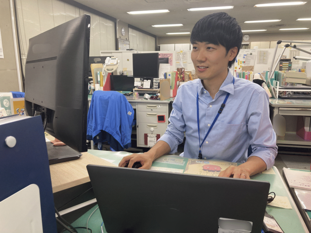 デスクでパソコンを使い資料作成