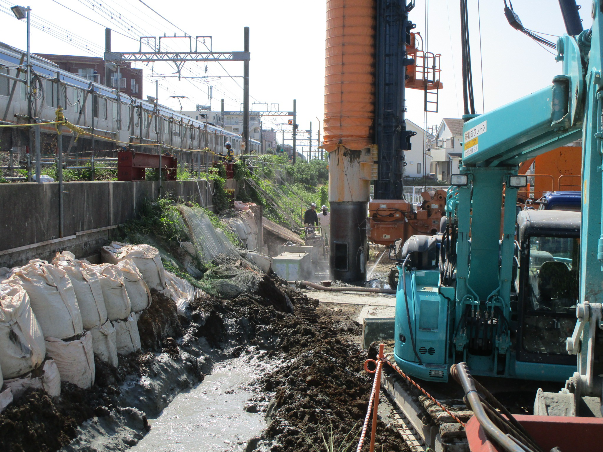 擁壁工事で掘削している様子
