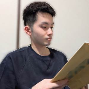 自宅で読書をしている様子