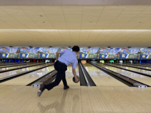 退勤後にボウリングで交流