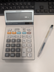 電卓で計算をしている様子