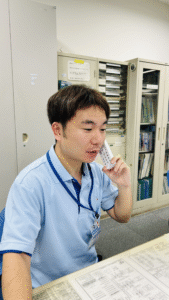 電話で関係者と企画の打合せ