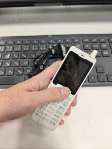 電話を取っている様子